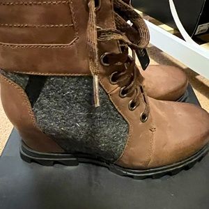 SOREL JOAN OF ARCTIC WEDGE III LEXIE BOOTIE size 9.5 never worn tags still on.